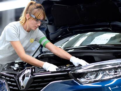 Una trabajadora de Renault, en una de las plantas de la empresa automovilística.