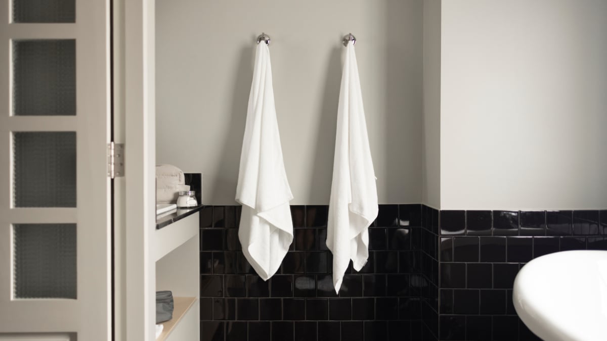 Adiós a los agujeros en el baño o la cocina: esta solución fácil te permite colgar accesorios sin taladrar