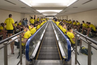 Deportistas de la delegación australiana tras llegar al aeropuerto de Narita el pasado día 17