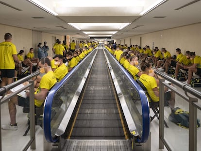 Deportistas de la delegación australiana tras llegar al aeropuerto de Narita el pasado día 17