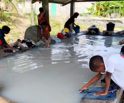 Un grupo de niños y mujeres lava su ropa en Annobón, en una imagen cedida sin datar.