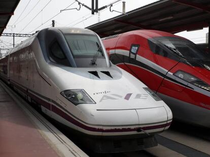 Trenes de alta velocidad de Renfe e Iryo en las estación madrileña de Chamartín.