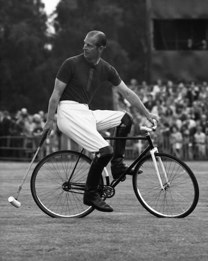 El duque de Edimburgo juega al polo en bicicleta en Windsor, en 1967.