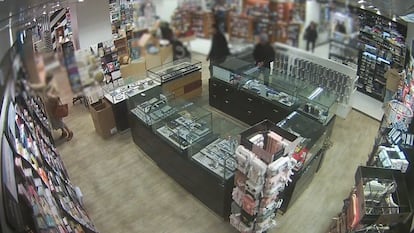Captura de la cámara de seguridad de uno de los establecimientos en los que se produjeron los robos de plumas estilográficas atribuidos a los tres detenidos por la Policía Nacional.