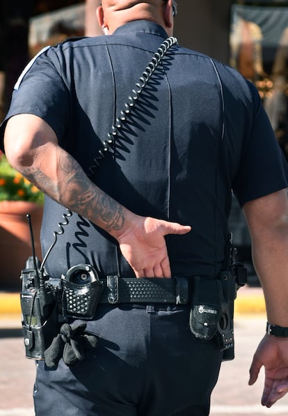 Un policía con tatuajes en Santa Fe (Nuevo México).