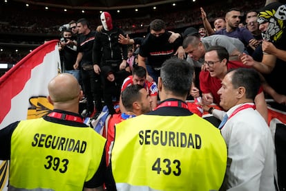 Koke habla con los ultras para intentar que dejen de lanzar objetos a Courtois.