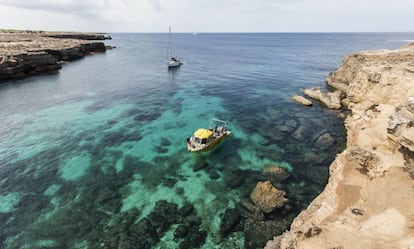 En las zonas más oscuras se encuentran las praderas de posidonia (Formentera).