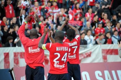 Los jugadores del Lille celebran su victoria al final del partido.