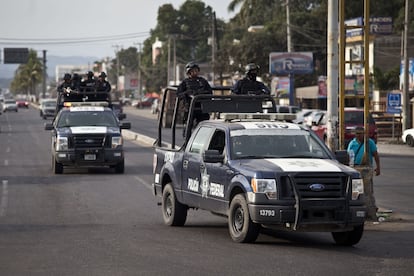 Los policías federales patrullan las calles de Lázaro Cárdenas y contrastan con la que es una intensa actividad comercial.