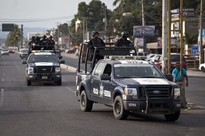 Los policías federales patrullan las calles de Lázaro Cárdenas y contrastan con la que es una intensa actividad comercial.