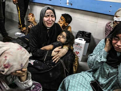 Un grupo de palestinos heridos en un hospital de la ciudad de Gaza, el 17 de octubre.