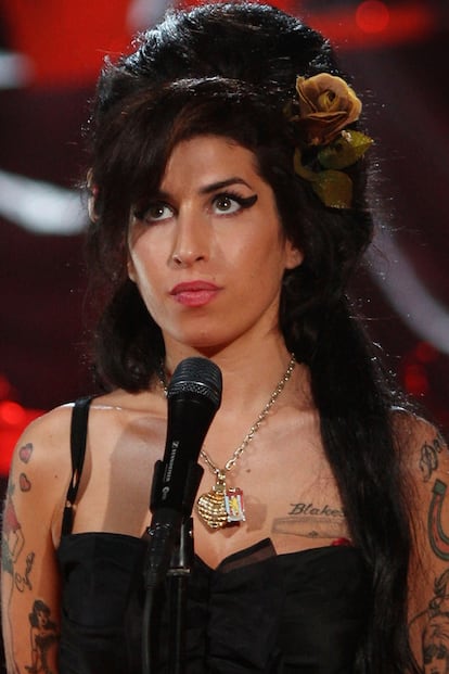 No podíamos terminar una galería de eyeliner sin un recuerdo a Amy Winehouse, una de las personas que más popularizo este tipo de maquillaje. Eso sí, ella, como con todo, lo llevaba al extremo.