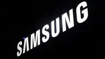 Logotipo de Samsung de color blanco con fondo negro