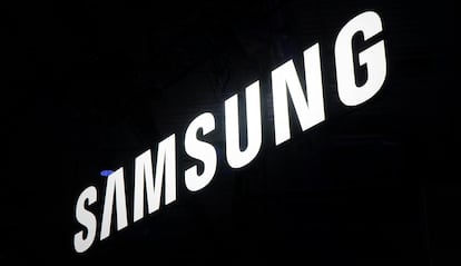 Logotipo de Samsung de color blanco con fondo negro