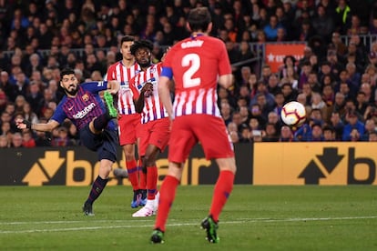 Luis Suárez de Barcelona marca el primer gol de su equipo.