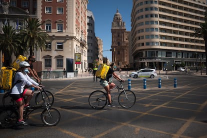 Repartidores de Glovo durante una protesta por sus condiciones laborales, el 29 de junio en Málaga.