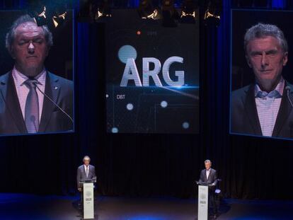 Daniel Scioli y Mauricio Macri, en el debate presidencial en la Facultad de Derecho de la Universidad de Buenos Aires.