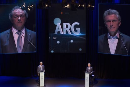 Daniel Scioli y Mauricio Macri, en el debate presidencial en la Facultad de Derecho de la Universidad de Buenos Aires.