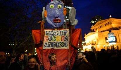 Manifestantes contra la construcci&oacute;n de la nueva sede del BCE, este mi&eacute;rcoles por la noche, en Fr&aacute;ncfort.