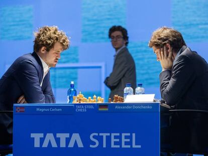 Carlsen y Donchenko durante su enfrentamiento de hoy, con Antón al fondo