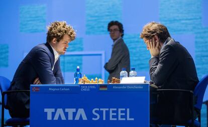Carlsen y Donchenko durante su enfrentamiento de hoy, con Antón al fondo
