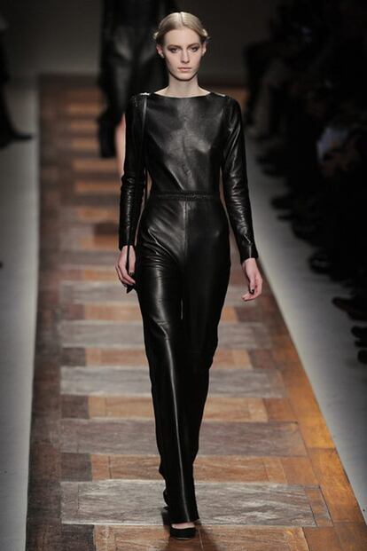 Este conjunto de cuero negro es de Valentino, dentro de su colección otoño-invierno 2012.