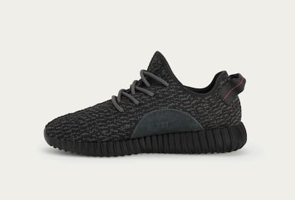 Sólo dos semanas después de salir a la venta, la versión en color negro de las Yeezy Boost 350 ya está agotada. Se veía venir, porque todas las zapatillas de la línea de Kanye West x adidas Originals han corrido la misma suerte. ¿La clave? un poco de vanguardia, un toque de rareza y dosis masivas de estética 2015. La parte superior de la zapatilla está elaborada en una sola pieza de punto tejido mediante técnicas digitales que se adapta al pie perfectamente. De ahí su aspecto artesanal, textil y levemente grunge. También influye su tecnología Boost, que la hace más cómoda. Y, por supuesto, no hay que descartar el factor prisa: saber que algo se va a agotar en cuestión de días es el mejor aliciente para hacerse con ello antes que nadie.