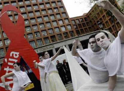 Representación de un grupo de actores con motivo del Día Mundial contra el Sida frente al Ministerio de Sanidad y Consumo en Madrid