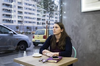 Marta Llorente, presidenta de la Asociación de Vecinos de El Cañaveral, en una cafetería del barrio.