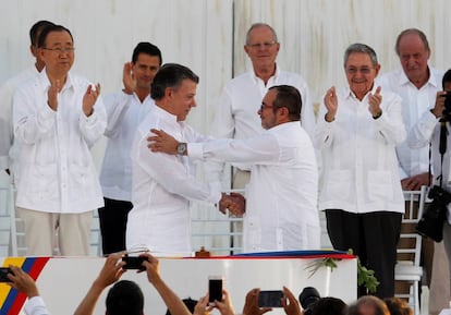 Santos y Timochenko se saludan tras la firma del primer acuerdo, en septiembre de 2016 en Cartagena de Indias.