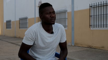 Haya Fofana, sentado en la calle trasera de ASNUCI, lleva 13 años tratando de regularizar su situación en España.