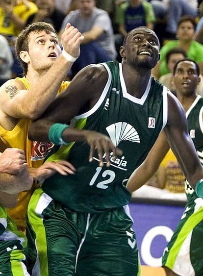 Freeland y N&#39;Dong luchan por un rebote.