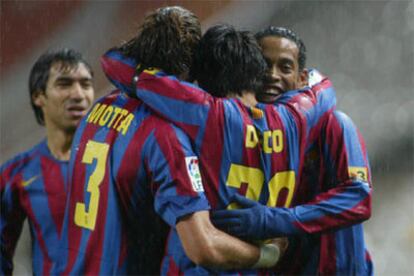 Gio, Motta, Deco y Ronaldinho celebran el primer gol del Barcelona.
