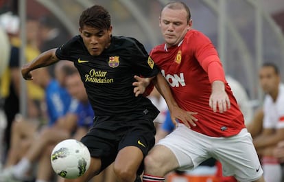 Jonathan pelea un balón con Rooney en un amistoso jugado en 2011