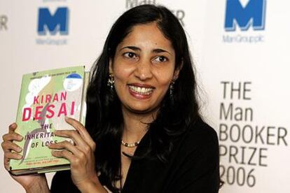 La escritora india Kiran Desai posa con la obra ganadora del premio británico Man Booker, 'The inheritance loss'