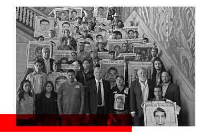 Andrés Manuel López Obrador, presidente de México y Alejandro Encinas, subsecretario de Derechos Humanos acompañados de los padres de los 43 estudiantes desaparecidos de la Escuela Normal Rural de Ayotzinapa en Palacio Nacional, en septiembre 2019. 