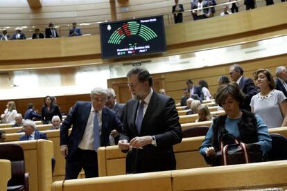Mariano Rajoy y Soraya Sáenz de Santamaría, tras la votación de la aplicación del artículo 155 en el Senado.