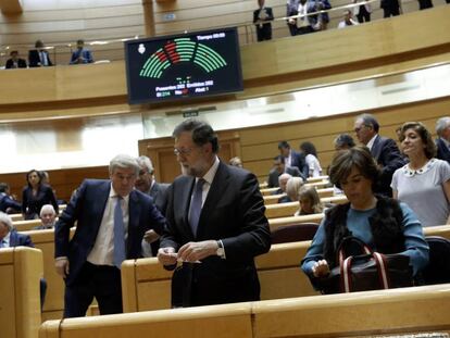Mariano Rajoy y Soraya Sáenz de Santamaría, tras la votación de la aplicación del artículo 155 en el Senado.