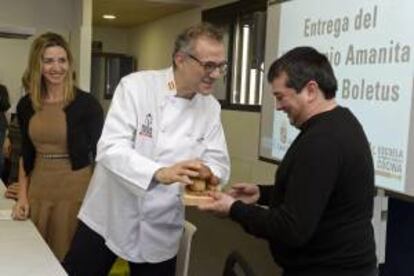 El cocinero italiano Massimo Bottura (c), felicita a José Antonio González (d), cocinero del restaurante "La chopera" de Puente de Sanabria (Zamora), galardonado con el premio Boletus 2013, momentos antes de recibir, de manos de la consejera de Cultura y Turismo de la Junta de Castilla y León, Alicia García (i), el XVI Premio Amanita, que reconoce la excelencia en la gastronomía elaborada a partir de las setas, concedido por la Escuela Internacional de Cocina de Valladolid, hoy en Valladolid.