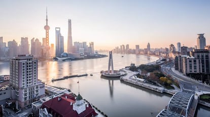 Los rascacielos del barrio de Pudong, a la izquierda, frente al Bund, en Shanghái.