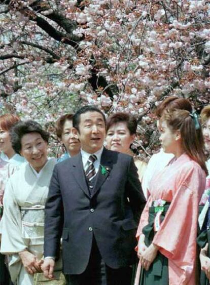 Imagen del ex primer ministro japonés Ryutaro Hashimoto en la fiesta de los cerezos de 1997.