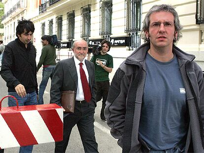 Joseba Zinkunegi, miembro del equipo de comunicación del EHAK-PCTV, a la salida de la Audencia el pasado día 7.