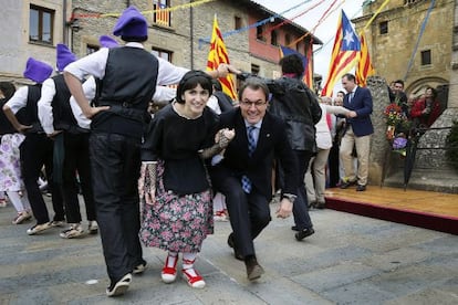 El presidente de la Generalitat, Artur Mas, participa en una danza durante los actos organizados con motivo de la Fiesta Verdaguer 2013.