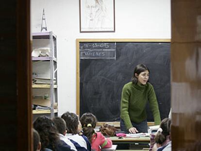 Alumnos de primaria y su profesora, durante una clase en el colegio Amorós de Madrid.
