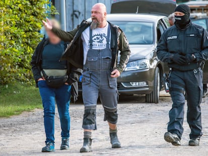 Sven Krüger, un conocido extremista y miembro del grupo neonazi Hammerskins, flanqueado por policías durante el registro de su propiedad en Mecklemburgo-Pomerania Occidental, el 19 de septiembre.