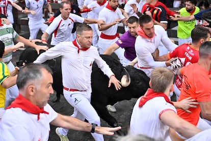 Renners doen mee aan de eerste stierenrennen van het San Fermín-festival.