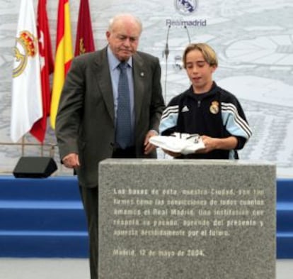 Dani Carvajal, en 2004, junto a Alfredo Di Stéfano en la colocación de la primera piedra de Valdebebas.