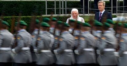 Benedicto XVI, junto al presidente alemán Christian Wulffm, pasan revista a las tropas.