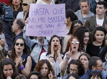 "Hasta que no me maten, no me van a creer", es el cartel que porta una mujer durante la concentración frente al Ayuntamiento de Valencia.
