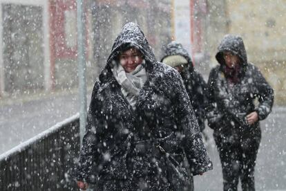 Snow on the island of Mallorca has forced authorities to cut off traffic on the road between Fornalutx and Pollença.